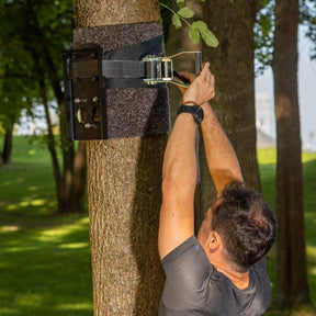 Protection mat and tension belt for outdoor installation of Pullup & Dip bar on tree/post